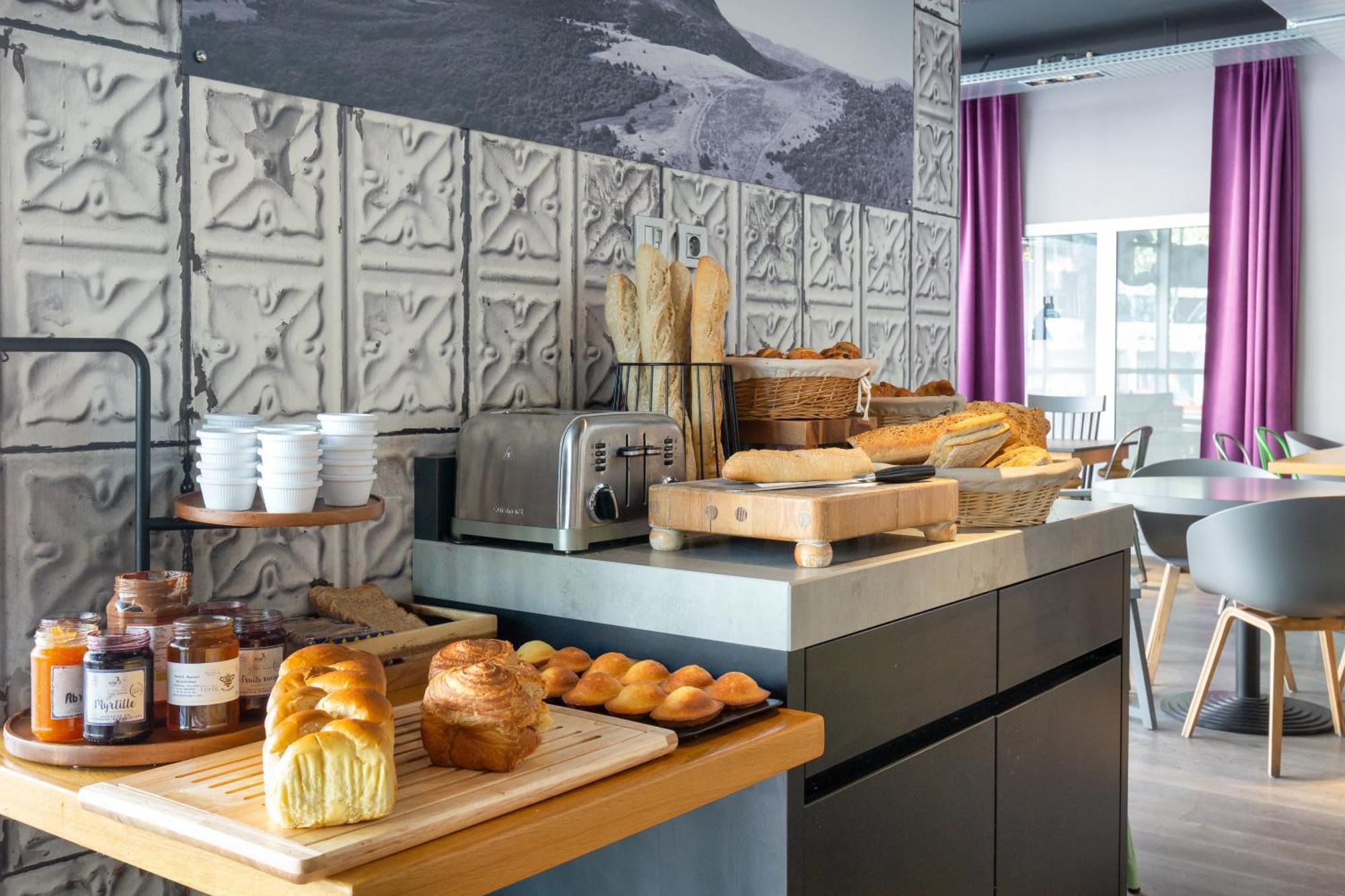 Campanile Clermont Ferrand Centre Hotel Екстериор снимка